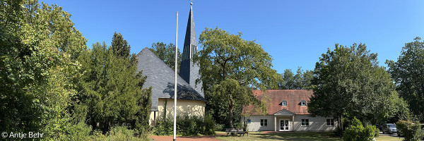 Himmelfahrtskirche und Gemeindehaus