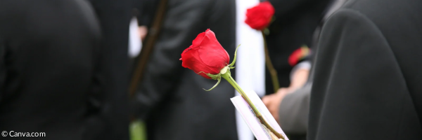 Trauernde auf dem Friedhof