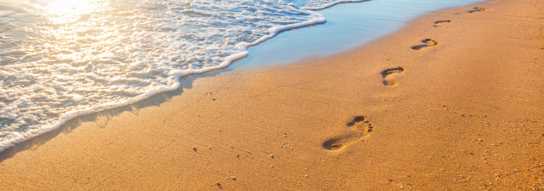 Fußspuren im Sand am Meer