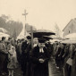 Die Gemeinde zieht zur Weihe vom Schützenheim zur Himmelfahrtskirche