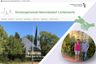 Li. die neue Website, re. Antje Behr und Wolfgang Weinke vor der Kirche