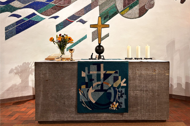 Altar mit Kreuz, Kerzen, Bibel und Abendmahlsgerät