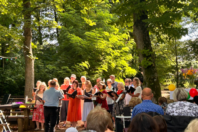 Gemeinsames Singen der beiden Kirchenchöre auf dem Höhnskeller