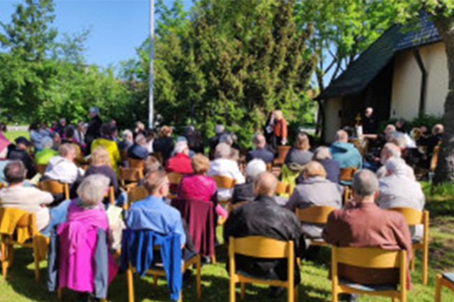 Gemeinsamer Himmelfahrtsgottesdienst vor der Himmelfahrtskirche