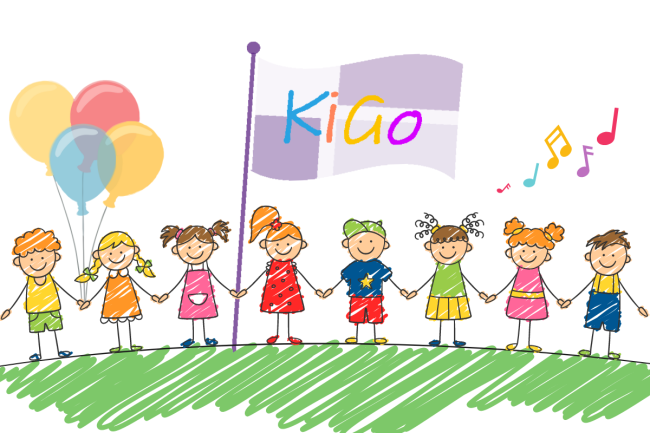 Kinder Hand in Hand mit der KiGo-Fahne, Luftballons und Musik