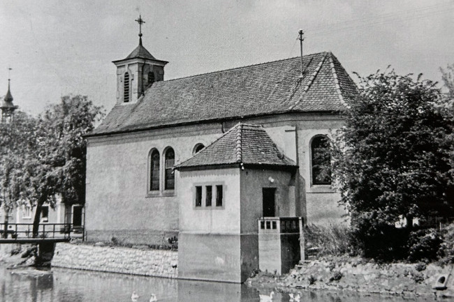 Kirche 1954 nach Anbau mit altem Eingang zur Sakristei