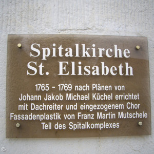 Tafel mit Inschrift am Eingang der Kirche